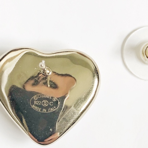 CHANEL 22C AB7530 CC RUNWAY LARGE GOLD PEARLY HEART EARRING - Picture 4 of 8